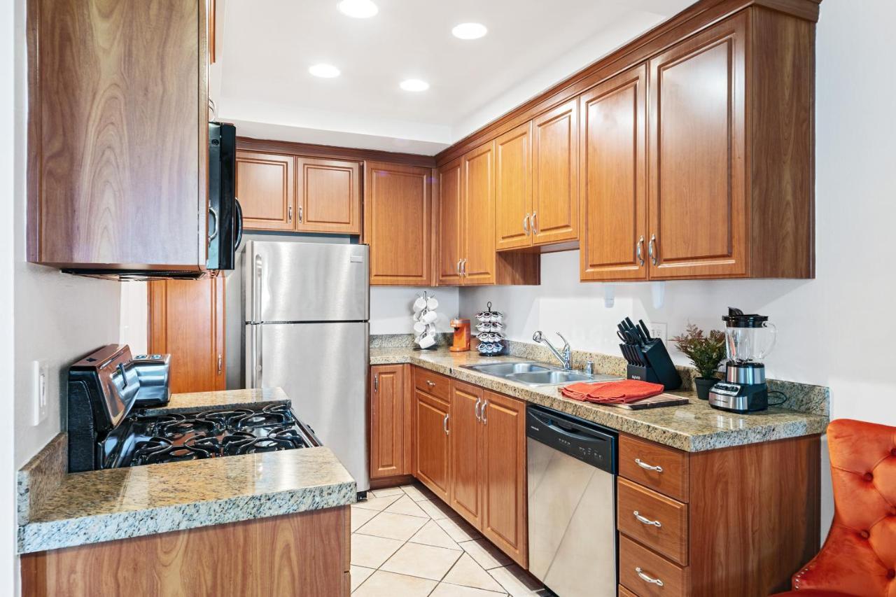 Beverly Hills 2 Bed 2 Bath Penthouse With Den And Parking 414 Лос Анджелис Екстериор снимка